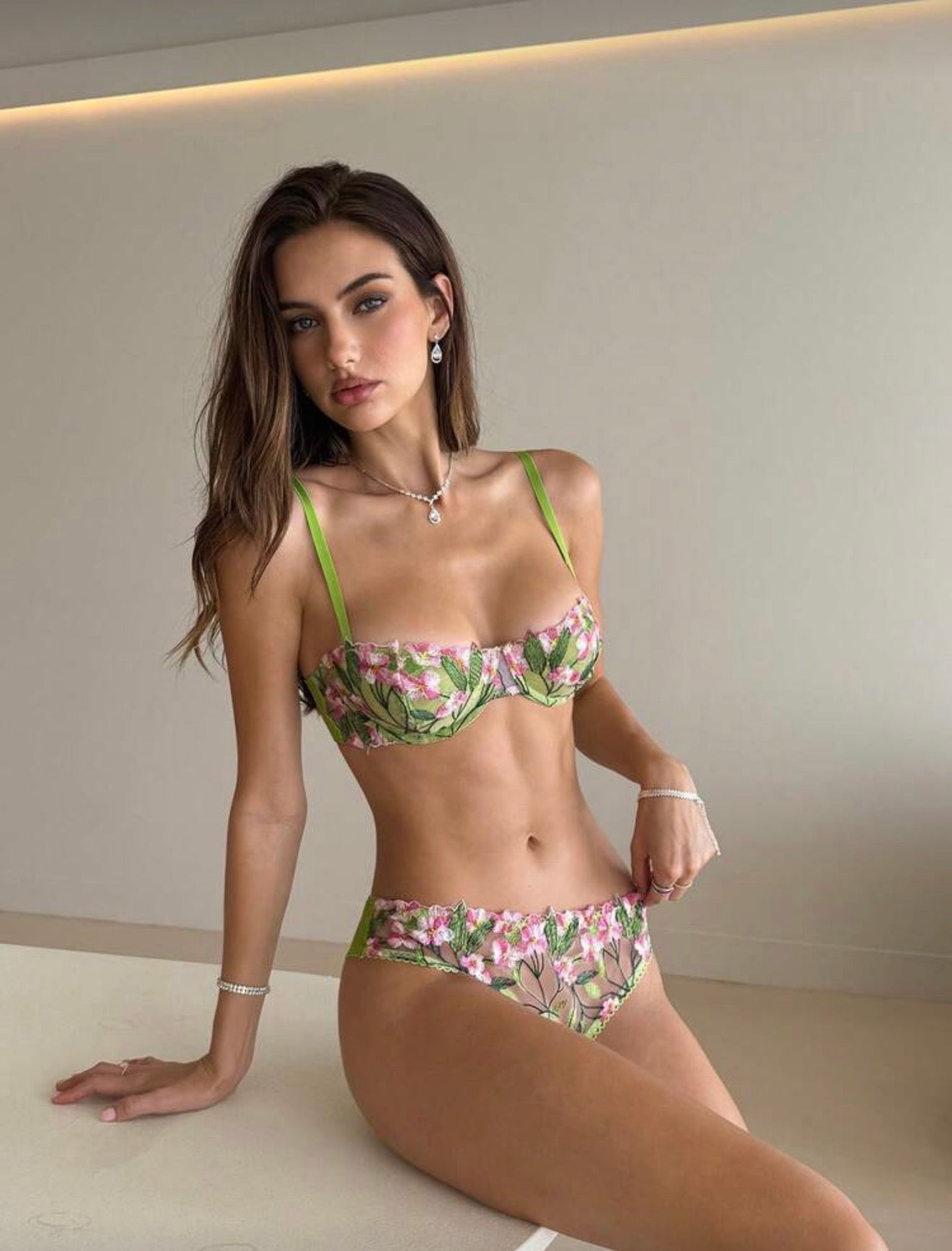 ABKHAZIA Model Elegant French-Style Two-Piece Women’s Lingerie Set